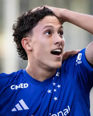 Felipe Morais celebra primeiro gol profissional pelo Cruzeiro