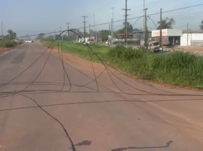 Ferida no pescoço por fios após caminhão derrubar poste em Rorainópolis