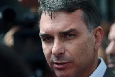 Flávio Bolsonaro acusa Moraes de interferir nas eleições ao proibir visitas