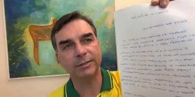 Flávio Bolsonaro assina petição ao STF sobre carta do pai