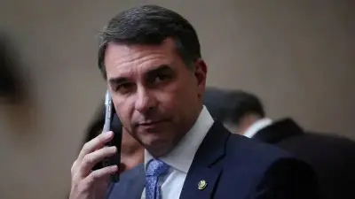 Flávio Bolsonaro chega aos EUA para audiência sobre tarifas comerciais