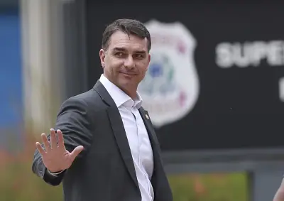 Flávio Bolsonaro não comprova serviços advocatícios de R$ 500 mil