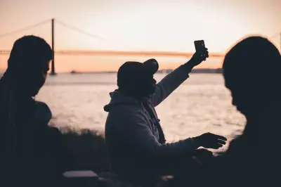 Fugir de fotos em grupo: o que a psicologia revela