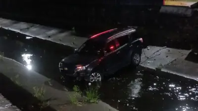 Funcionário bêbado cai com carro do governo em canal em Fortaleza