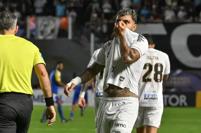 Gabigol minimiza cobrança de Neymar e celebra goleada do Santos na Sul-Americana