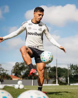 Gabriel Menino assume lateral-direito no Santos e sonha com Seleção