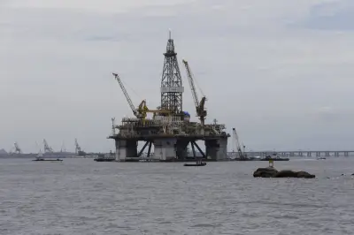Ganha R$ 40 bi com alta do petróleo, mas riscos persistem