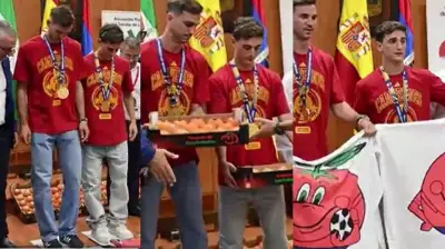 Gavi e Fabián Ruiz homenageados com tomates equivalentes ao peso