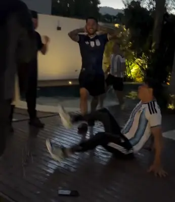 Germán Cano pula na piscina com roupa e comemora classificação da Argentina