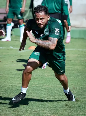 Goiás cede empate ao CRB, mas celebra retorno de Lourenço após lesão