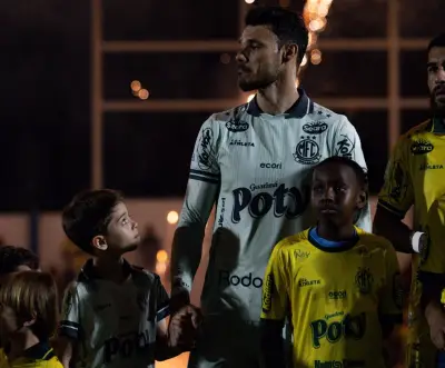 Goleiro Thomazella se emociona ao lado do filho em estreia no Mirassol