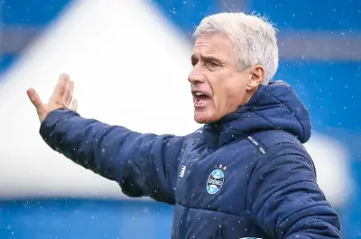Grêmio confia em Luís Castro para se afastar do Z-4 no Brasileirão