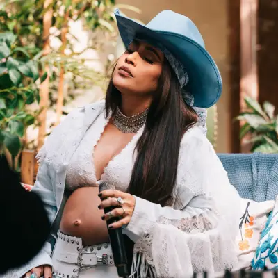 Grávida de 8 meses, Lauana Prado grava álbum 'Cantos de casa' em SP