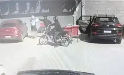 Homem baleado em estacionamento de supermercado no Recreio dos Bandeirantes