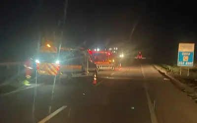 Homem morre atropelado na Fernão Dias; corpo segue sem identificação
