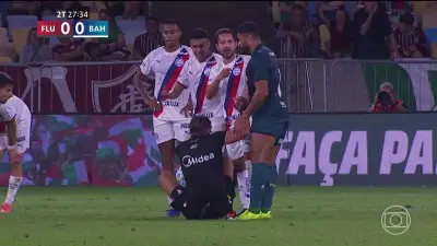 Hulk derruba árbitro Raphael Claus em jogo do Fluminense contra o Bahia
