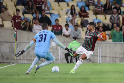 Hulk estreia pelo Fluminense, é ovacionado, mas não marca em goleada