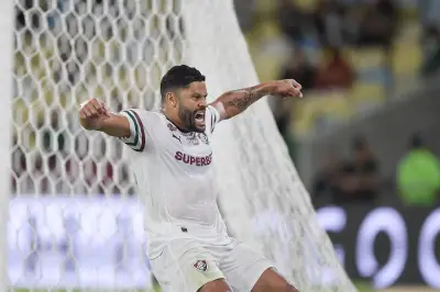 Hulk ou John Kennedy: a briga pela titularidade no Fluminense