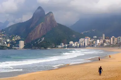 Ibama coleta amostras de óleo na praia de Ipanema para análise