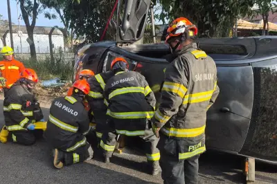 Idosa de 61 anos fica presa em carro após tombar na Via Dutra em Jacareí