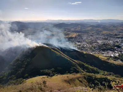Incêndio atinge Serra dos Mascates em Valença; bombeiros combatem chamas