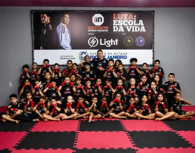 Instituto Irmãos Nogueira entrega uniformes e kimonos em projeto social