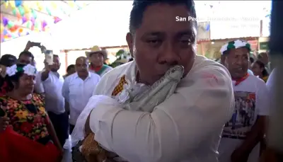 Jacaré é noiva em casamento tradicional no México
