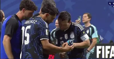 Jogadores da Argentina encontram 'cola' de Pickford em garrafa