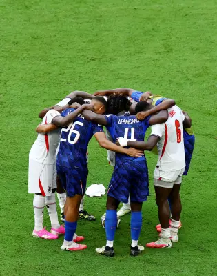 Jogadores de França e Inglaterra rezam juntos após jogo nos EUA