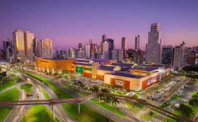 Jogo do Brasil altera horário de shoppings e comércio em Salvador