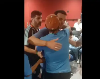 Jornalistas argentinos fazem fila para abraçar Scaloni após vitória