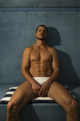 José Loreto celebra fase de trabalho intenso em novelas, cinema e teatro