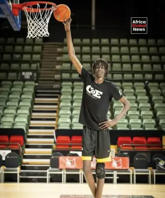 Jovem sudanês de 18 anos com 2,29m chama atenção no basquete