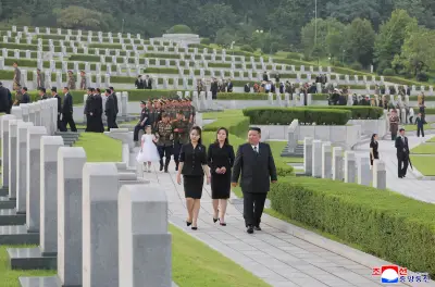 Kim Jong-un se emociona ao homenagear soldados mortos com a filha