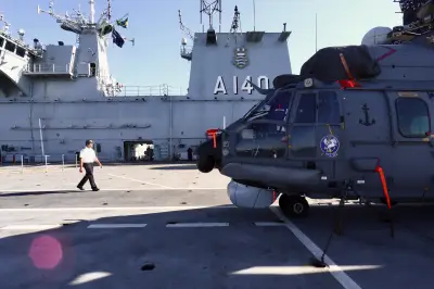 Marinha simula guerra no Porto de Santos com frota moderna