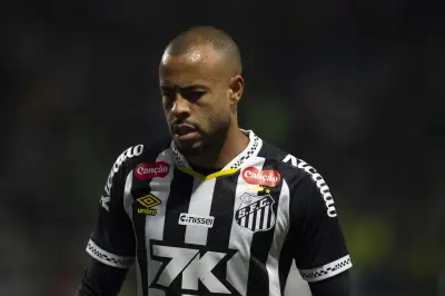 Mayke aciona Justiça para rescindir contrato com o Santos