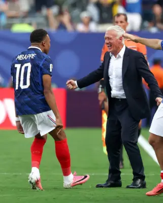 Mbappé homenageia Deschamps em despedida: 'ator principal no renascimento'