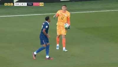 Mbappé ignora goleiro do Paraguai e provoca confusão na Copa