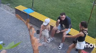 Mãe protege filha durante bombardeio russo em Sumy, Ucrânia
