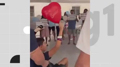 Menino atacado por tubarão tem alta e é recebido com festa em casa