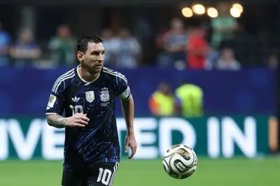 Messi precisa de hat-trick ou doblete com assistência para superar Mbappé e levar Chuteira de Ouro