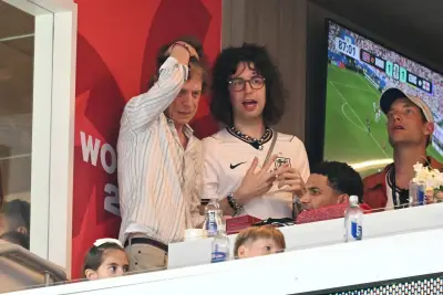 Mick Jagger torce pela Inglaterra com filho Lucas em semifinal contra Argentina