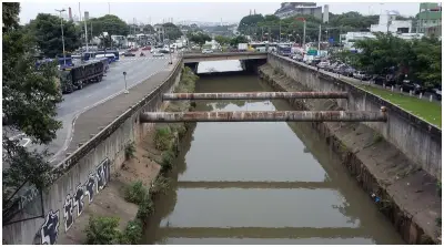 Moradora de rua é resgatada do Rio Tamanduateí em SP