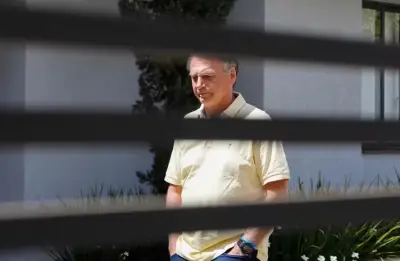 Moraes mantém prisão domiciliar de Bolsonaro e endurece restrições