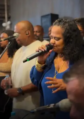 Morre Débora Cruz, cantora do carnaval carioca, aos 45 anos