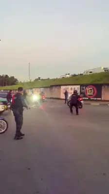 Motociclista atropela guarda ao furar bloqueio em Itapecerica da Serra