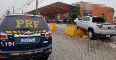 Motorista bate carro contra mureta de concreto na Via Dutra em Resende