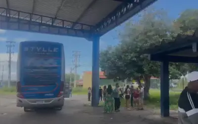 Motorista foge e abandona ônibus com 48 passageiros após PRF flagrar licença falsa na BA