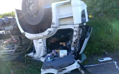 Motorista morre após caminhão tombar em Indiaroba