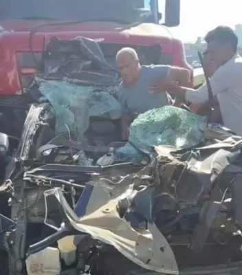 Motorista sai ileso de carro destruído após engavetamento na Fernão Dias
